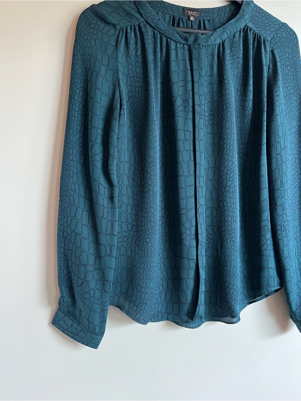 Babaton 100% Silk Blouse XS Green Textured Button Front Lightweight Sheer - Picture 2 of 8